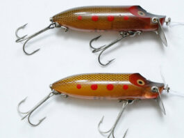 Zwei Hi-Lo-Wobbler im gleichen Dekor. Die Farbe T steht für trout/Öring = Bachforelle.
