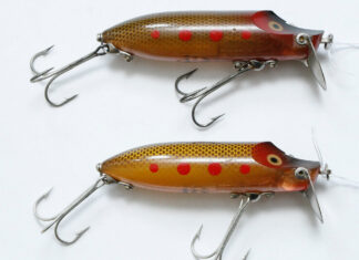 Zwei Hi-Lo-Wobbler im gleichen Dekor. Die Farbe T steht für trout/Öring = Bachforelle.