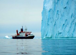 Der Forschungseisbrecher „Polarstern“ bei Sedimentbohrungen in der westlichen Antarktis. Foto: Johann Klages/AWI