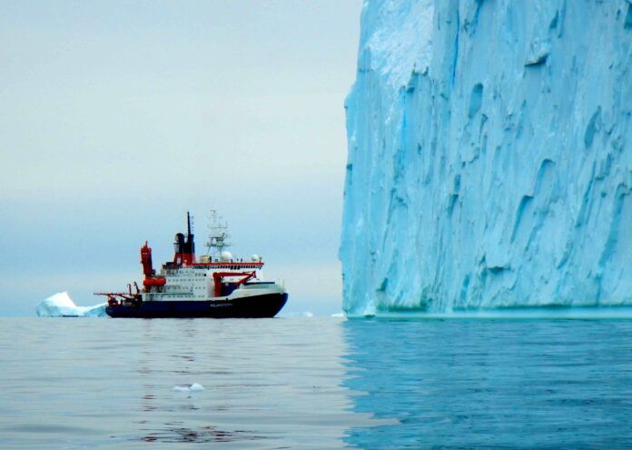 Der Forschungseisbrecher „Polarstern“ bei Sedimentbohrungen in der westlichen Antarktis. Foto: Johann Klages/AWI
