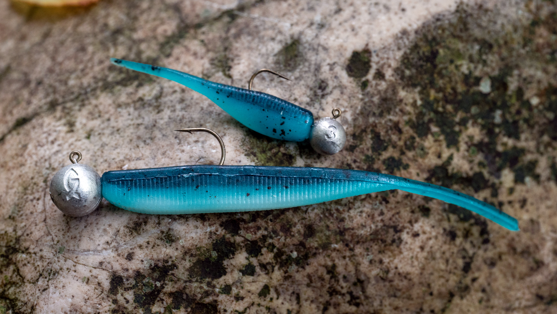 Die Sonderfarbe "Blue River" soll einen Brutfisch imitieren. Auch die Jigköpfe von Capt'n Greenfin werden umweltverträglich ohne Blei hergestellt.