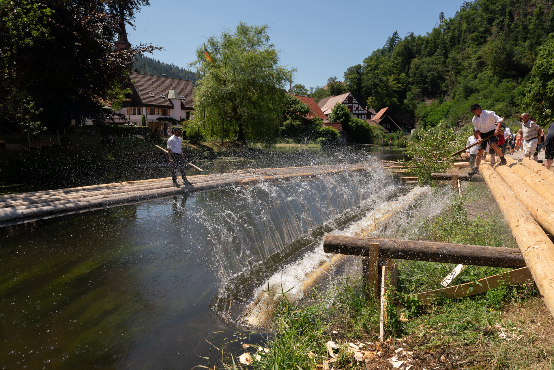 Floßbau auf der Kinzig. Die Flößerei zählt seit 2022 zum Immateriellen UNESCO-Kulturerbe. Bild: TMBW/Andreas Weise