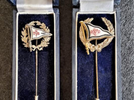 Links Ehrennadel des RDSF (Reichsverband Deutscher Sportfischer), mit dem Wolfsangel-Symbol und Eichenlaub. Rechts eine extrem ähnliche Nadel vom unbekannten SpAVT mit Lorbeerkranz.
