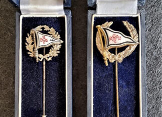 Links Ehrennadel des RDSF (Reichsverband Deutscher Sportfischer), mit dem Wolfsangel-Symbol und Eichenlaub. Rechts eine extrem ähnliche Nadel vom unbekannten SpAVT mit Lorbeerkranz.