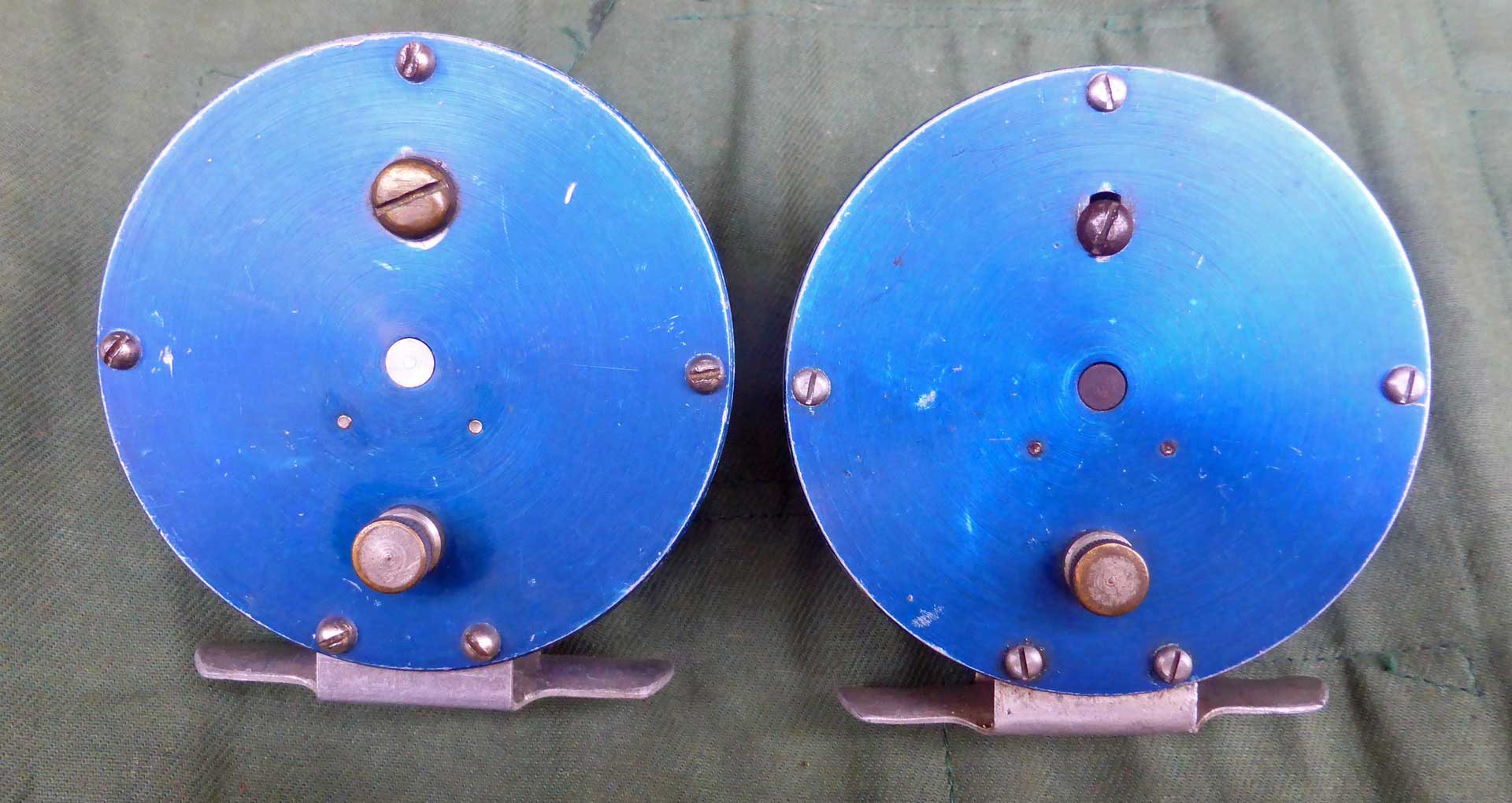 Der übliche Klicker-Schieber ist bei der blauen Variante einer geschlitzten Messingschraube gewichen.