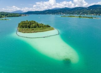 Blick auf den Wörthersee. Viele Seen in Kärnten sind für ihr azurblaues Wasser bekannt. Bild: (c) Michael Stabentheiner/Kärnten Werbung