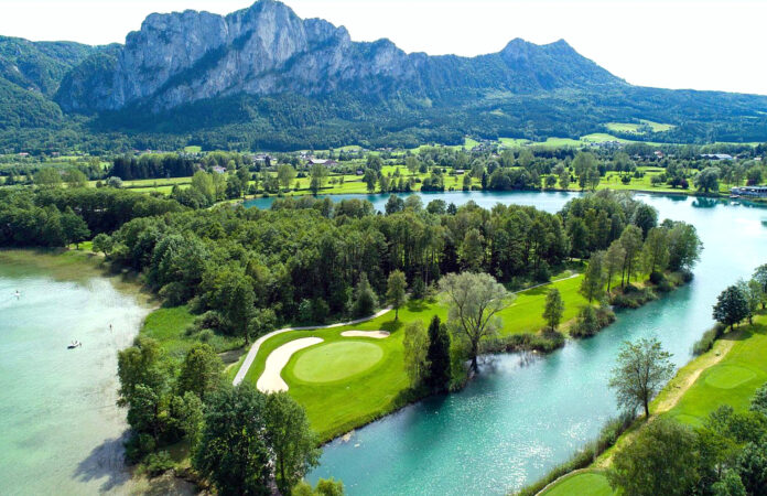 Golfen direkt am Mondsee. Eine österreichische Initiative will Golfsport mit Gewässerschutz besser kombinieren. Bild: GC Am Mondsee/ARGE Golf & Seen, Tourismusverband Mondsee-Irrsee