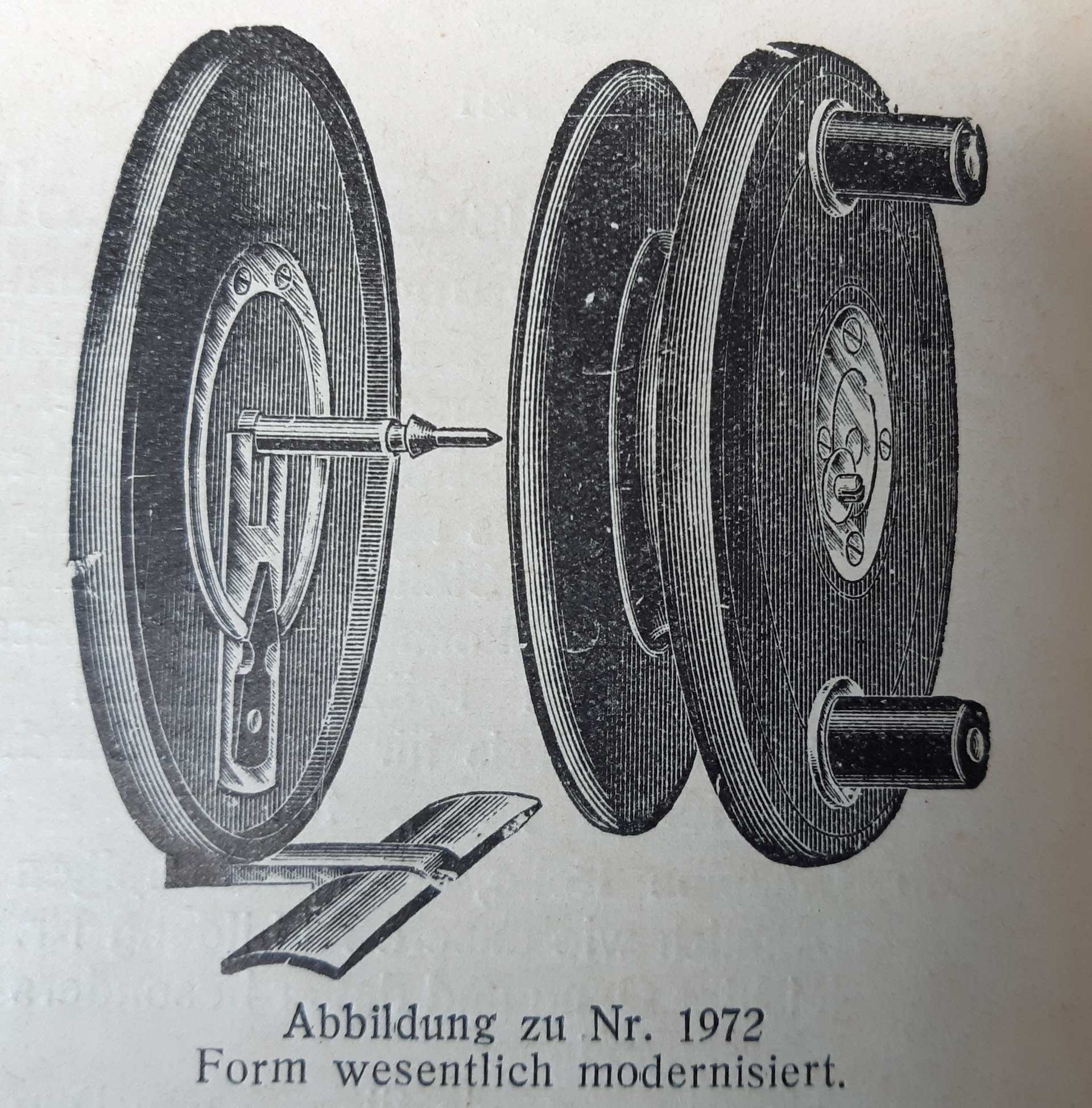 Vergleichbare Holzrolle mit Alurückwand der Spule und Slater-Aushebung im Noris-Katalog von 1934. Abweichungen zur Abbildung lassen sich durch den Zusatz "Form wesentlich modernisiert" erklären.