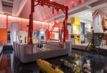 Die neue Museumsinstalation eines Forschungsschiffes wurde am 18. Juli 2024 in Bremerhaven symbolisch auf den Namen "DSM Explorer" getauft. Bild: DSM
