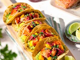Lachs-Tacos mit Guacamole und marinierten Zwiebeln. Bild: Seafood from Norway