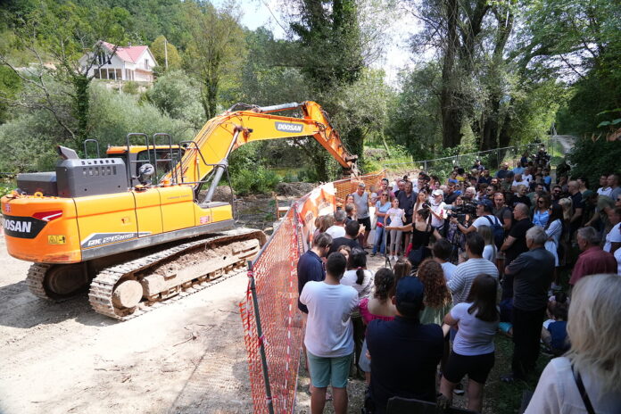 Demonstranten wehren sich gegen den Bau eines Wasserkraftwerkes am Wildfluss Una in Bosnien-Herzegowina. Bild: Joshua David Lim