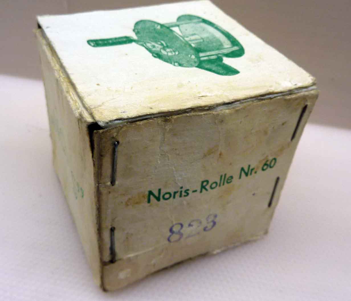Der Karton trägt die Bestellnummer 60 wie im Noris-Katalog der 1950er Jahre, wurde aber mit der ominösen Nr. 823 überstempelt. In den 1960er Jahren hatte die Rolle eigentlich die Nummer 2331.