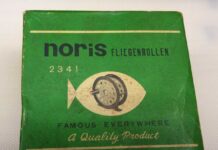 Noris-Fliegenrolle 2341, noch deutsch mit "Fliegenrollen" beschriftet, aber auch schon mit englischem Werbeslogan.