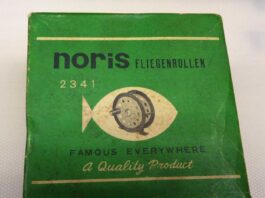 Noris-Fliegenrolle 2341, noch deutsch mit "Fliegenrollen" beschriftet, aber auch schon mit englischem Werbeslogan.