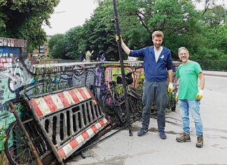 Fahrräder und Baustellenabsperrungen konnten aus dem Kanal geborgen werden. Bilder: Anglerverband Hamburg