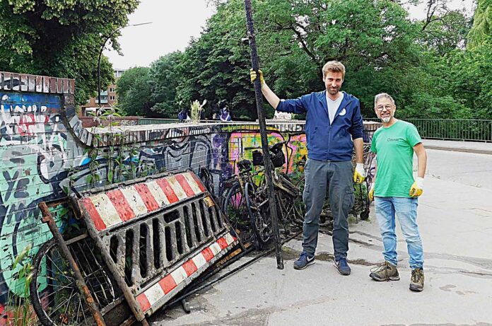 Fahrräder und Baustellenabsperrungen konnten aus dem Kanal geborgen werden. Bilder: Anglerverband Hamburg