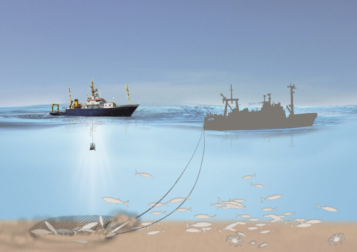 Das Sediment des Untersuchungsgebietes wird mit einem Grundschleppnetz befischt, um mit begleitenden Forschungsschiffen die dadurch ausgelösten Prozesse erstmals für die Ostsee umfassend zu dokumentieren. Bild: IOW