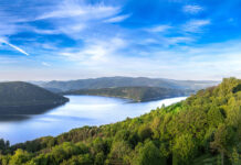 Auch der Edersee mit umgebendem Natur- und Nationalpark steht in diesem Jahr als Naturwunder zur Wahl. Bild: Heinrich Kowalski