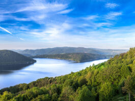 Auch der Edersee mit umgebendem Natur- und Nationalpark steht in diesem Jahr als Naturwunder zur Wahl. Bild: Heinrich Kowalski