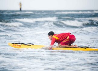 In mehr als 200 Einsätzen holten die ehrenamtlichen Rettungsschwimmerinnen und Rettungsschwimmer der DLRG in diesem Sommer Menschen in Not aus Nord- und Ostsee. Bild: DLRG e.V./Arno Schwamberger