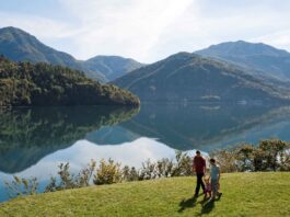 Kristallklares Wasser vor imposanter Bergkulisse am Lago die Ledro. Bild: Jens Schwarz