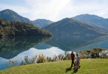 Kristallklares Wasser vor imposanter Bergkulisse am Lago die Ledro. Bild: Jens Schwarz