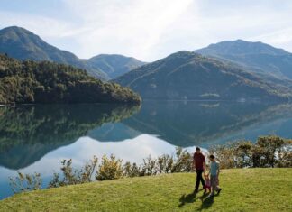 Kristallklares Wasser vor imposanter Bergkulisse am Lago die Ledro. Bild: Jens Schwarz