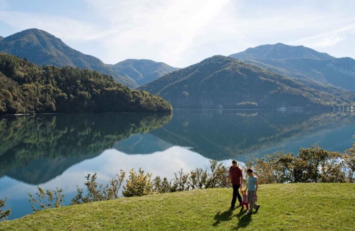 Kristallklares Wasser vor imposanter Bergkulisse am Lago die Ledro. Bild: Jens Schwarz