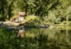 Der Bagger hat bereits mit den Arbeiten am Fluss Una in Kroatien begonnen. Bild: Geschwister Zack PR