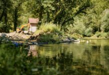 Der Bagger hat bereits mit den Arbeiten am Fluss Una in Kroatien begonnen. Bild: Geschwister Zack PR