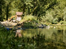 Der Bagger hat bereits mit den Arbeiten am Fluss Una in Kroatien begonnen. Bild: Geschwister Zack PR