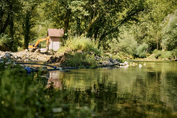 Der Bagger hat bereits mit den Arbeiten am Fluss Una in Kroatien begonnen. Bild: Geschwister Zack PR