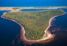 Wertvolle Küstenlebensräume: Sandhills Islands im neuen Pituamkek Nationalpark. Bild: Epekwitk Assembly of Councils