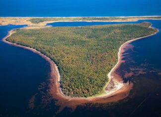 Wertvolle Küstenlebensräume: Sandhills Islands im neuen Pituamkek Nationalpark. Bild: Epekwitk Assembly of Councils