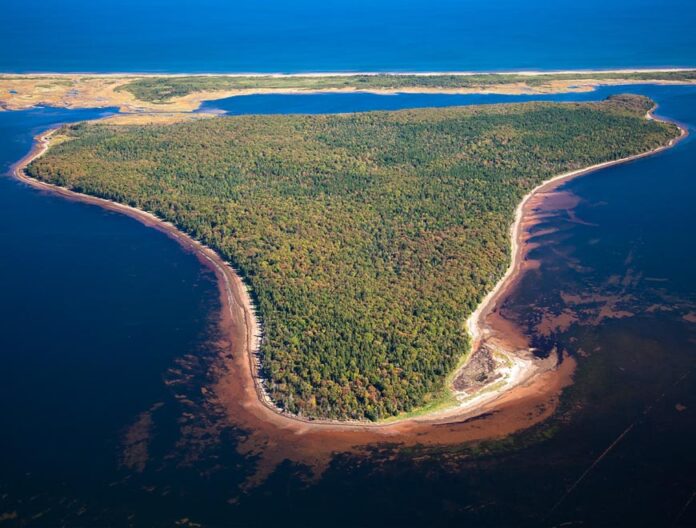 Wertvolle Küstenlebensräume: Sandhills Islands im neuen Pituamkek Nationalpark. Bild: Epekwitk Assembly of Councils