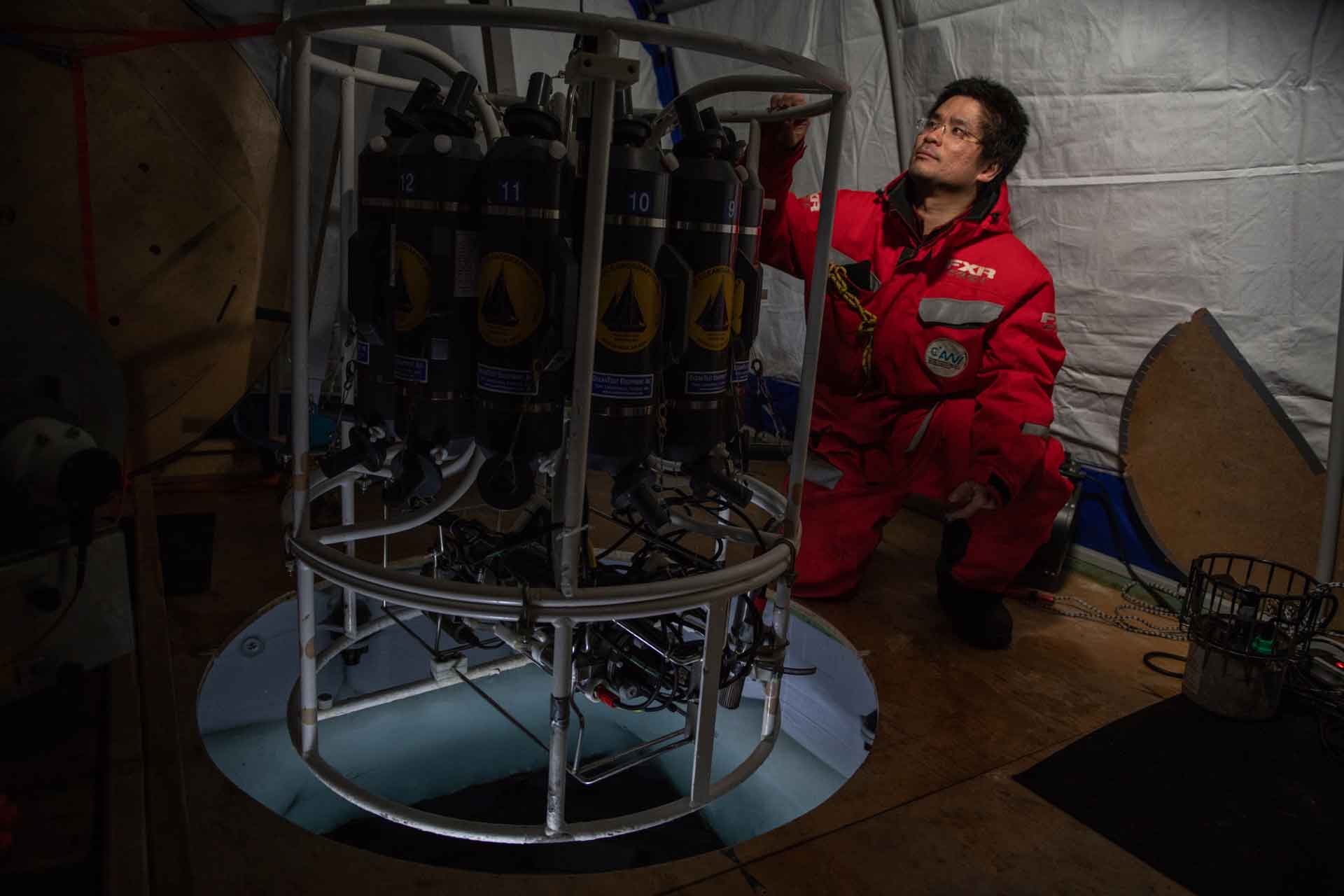 Ein Probensammler wird ins Eisloch hinabgelassen. Foto: Esther Horvath