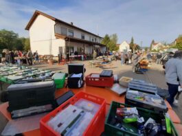 Outdoor-Angelflohmarkt in Fichtenberg, rundherum um die Schnellgaststätte Weidner.