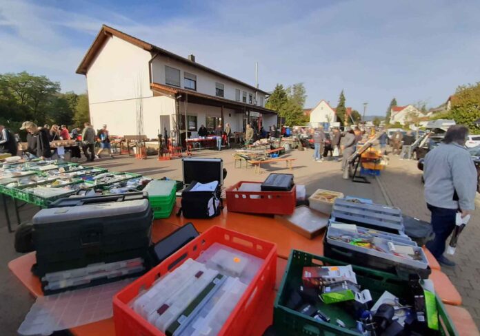 Outdoor-Angelflohmarkt in Fichtenberg, rundherum um die Schnellgaststätte Weidner.