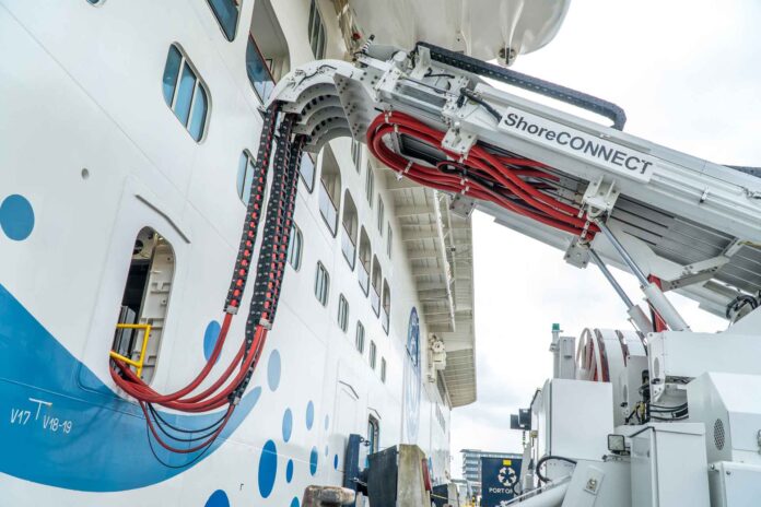 Früher erzeugten Kreuzfahrtschiffe in den Häfen mit ständig laufenden Schiffsmotoren ihren Bordstrom selbst. Jetzt kann in vielen Ostsee-Häfen, wie hier in Kiel, umweltfreundlicher Landstrom bezogen werden. Bild: Port of Kiel