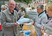 Nahezu jeder Gottesdienstbesucher wollte nach einem Obolus für die Spendenbüchse auch einen der frisch geräucherten Fische mit nachhause nehmen. Bild: Claus-Werner Jonas