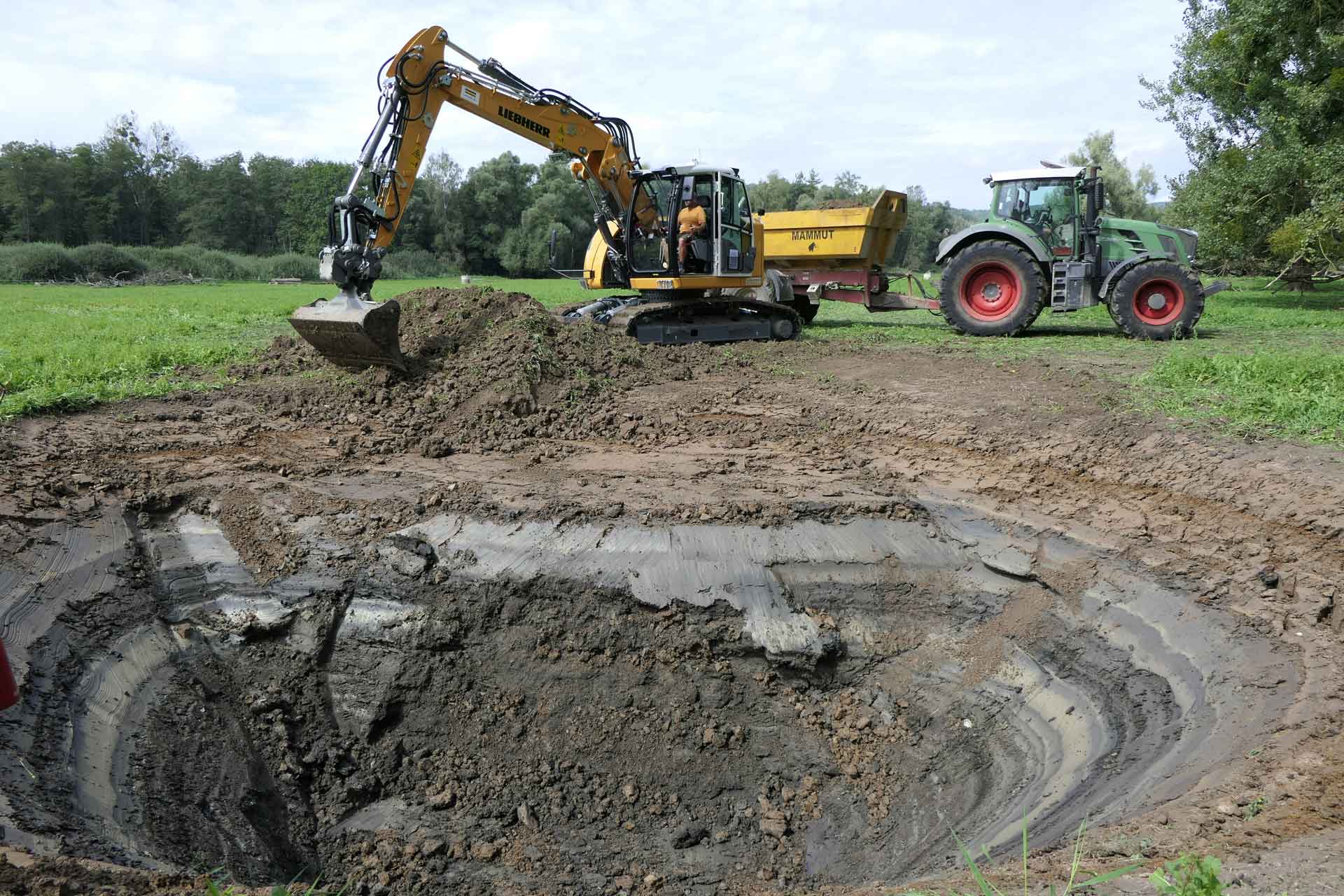 Auf der Suche nach Wasser: Zwei Probegrabungen wurden im trockenen Seegrund ausgehoben. Foto: Heinz Sielmann Stiftung