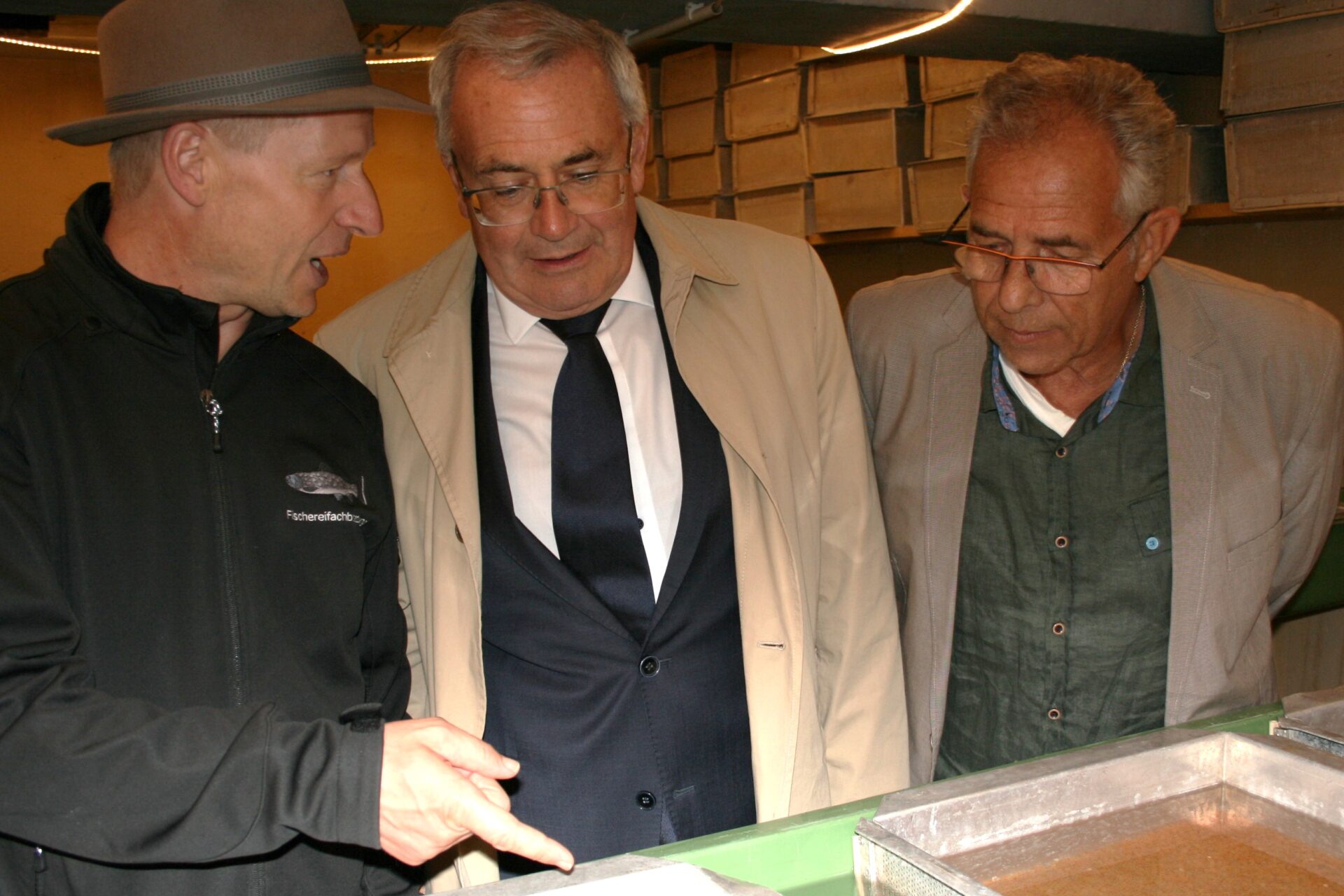 Die Fischbrutanlage zählt zu den Herzstücken der Forellenzucht „Hochspessart“ im Tal der Hafenlohr. Von links: Fischereifachberater Michael Kolahsa, Bezirkstagspräsident Stefan Funk und Inhaber Peter Grimm. Fotos: Mauritz