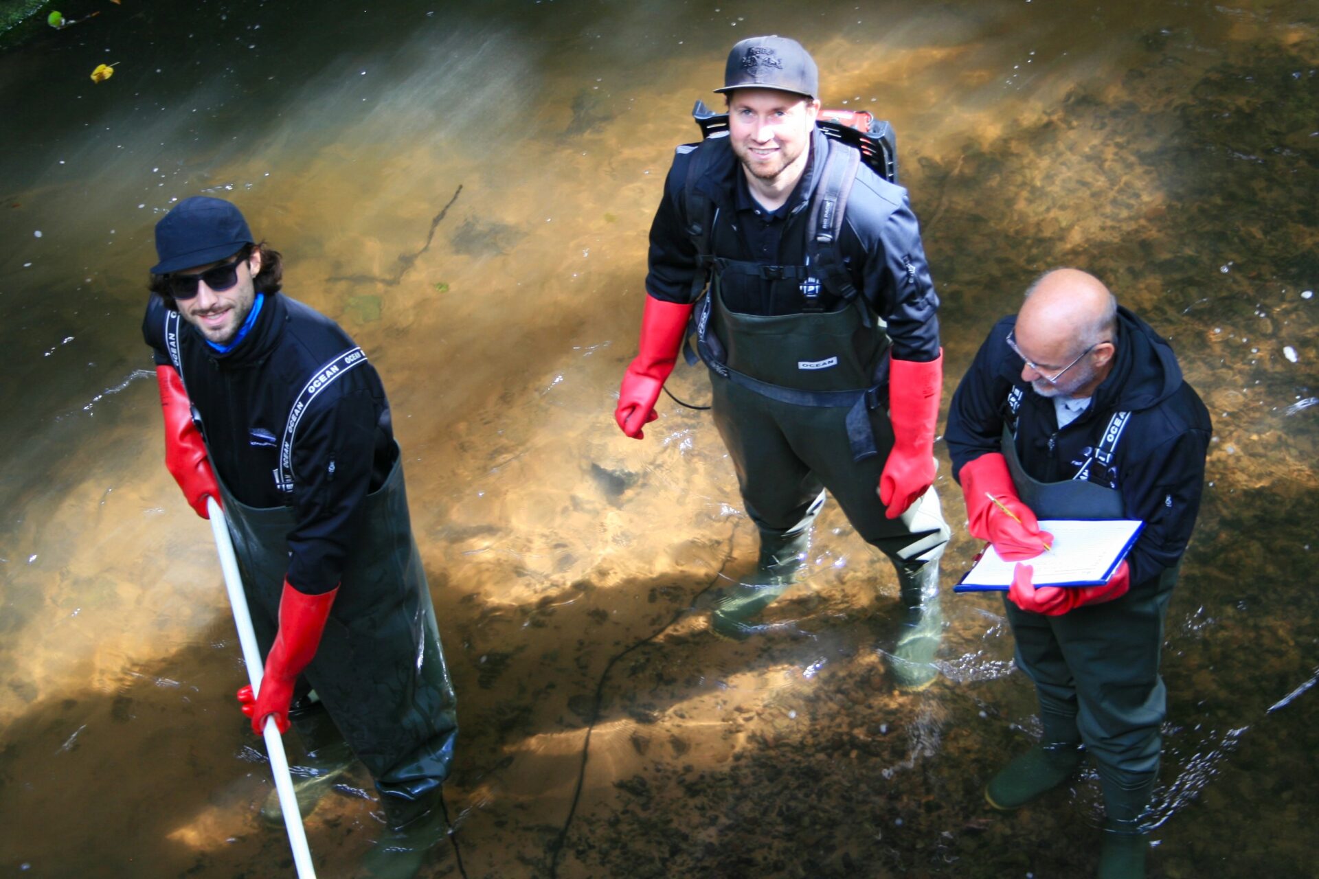 Mitarbeiter der Fischereifachberatung des Bezirks Unterfranken beim E-Fischen in der Ha-fenlohr. Von links: Dr. Tobias Epple, Andreas Liepold und Thomas Müller.