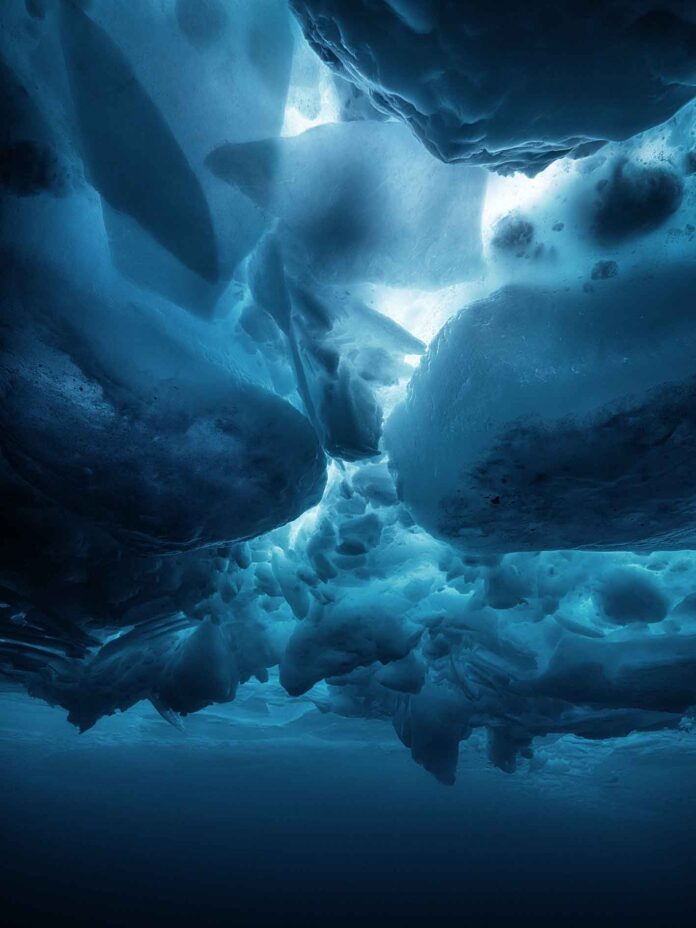 Die imposanten Fotos zur Ausstellung Eismeer entstanden tief unter dem grönländischen Eis. Bild: Aurel Dahlgrün