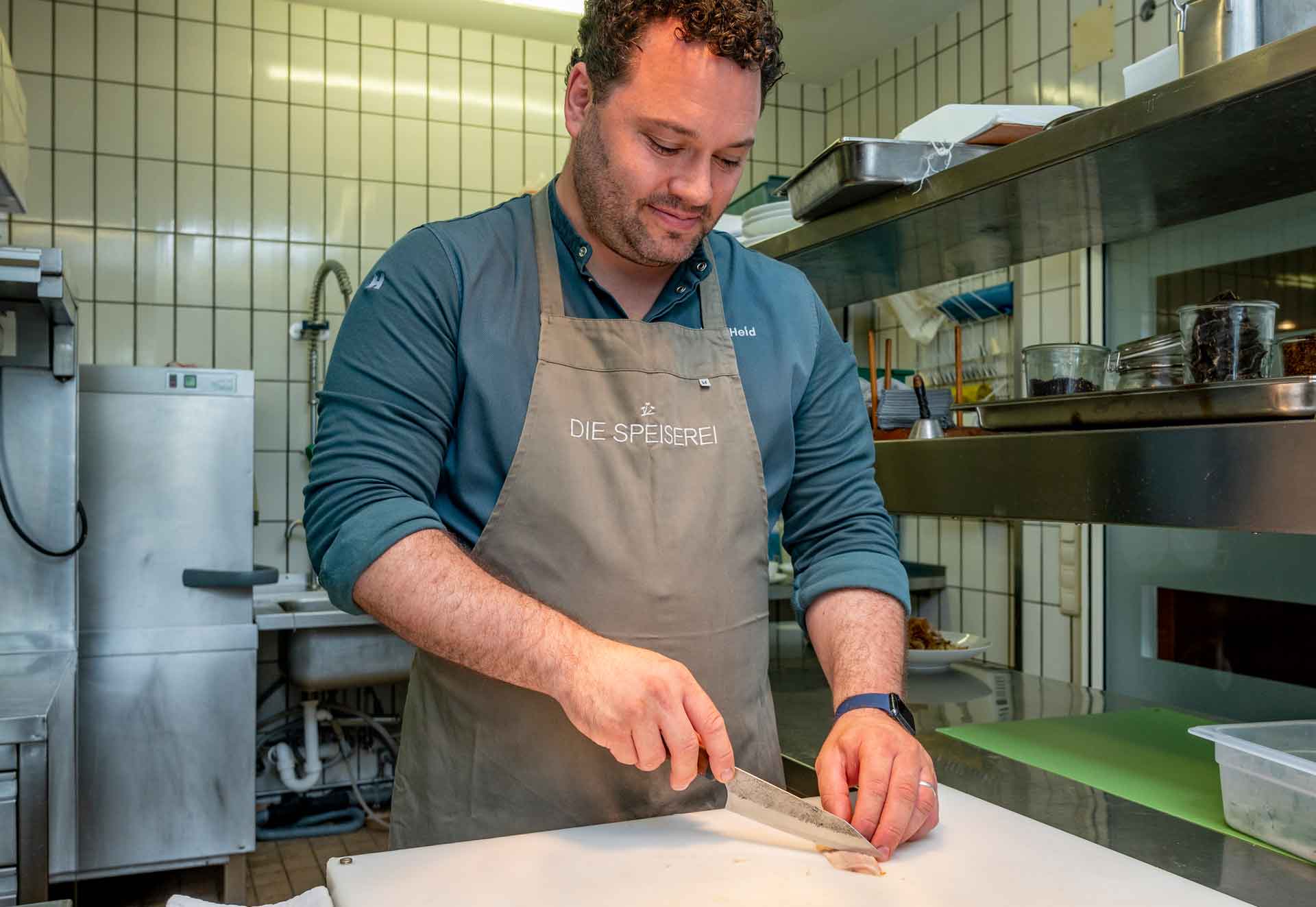 Küchenchef Philipp Heid verarbeitet in seiner Küche auch Rotaugen aus dem Bodensee. Bild: TMBW/Gregor Lengler