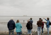 Nach 1.083 Kilometern Schwimmstrecke ist Prof. Andreas Fath an der Elbe-Mündung in Cuxhaven angekommen: Extremsport, der auf Gewässerschutz aufmerksam machen soll. Bild: Shane McMillan