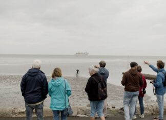 Nach 1.083 Kilometern Schwimmstrecke ist Prof. Andreas Fath an der Elbe-Mündung in Cuxhaven angekommen: Extremsport, der auf Gewässerschutz aufmerksam machen soll. Bild: Shane McMillan