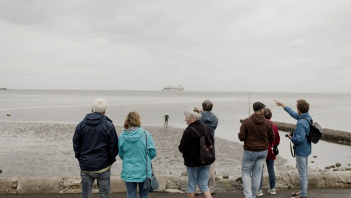 Nach 1.083 Kilometern Schwimmstrecke ist Prof. Andreas Fath an der Elbe-Mündung in Cuxhaven angekommen: Extremsport, der auf Gewässerschutz aufmerksam machen soll. Bild: Shane McMillan