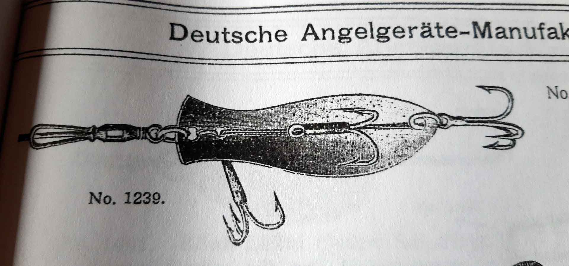 Zum Vergleich: Schweden-Spinner aus dem DAM-Katalog von 1910, hier sind die Drillinge ebenfalls an einem seitlichen Draht montiert.