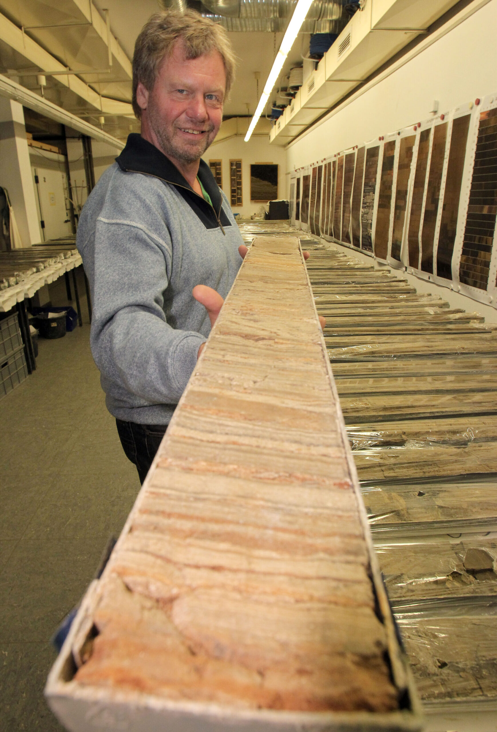 Prof. Frank Sirocko kann in den Maar-Bohrkernen wie in einem Kalender der vergangenen 130.000 Jahre lesen. Foto: Stefan F. Sämmer